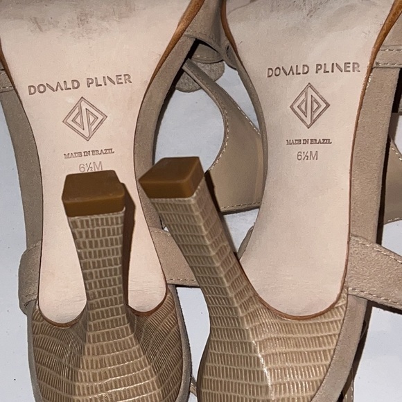 Donald Pliner croc embossed leather T strap flower detail tan heels sandals 6.5 - Picture 10 of 10